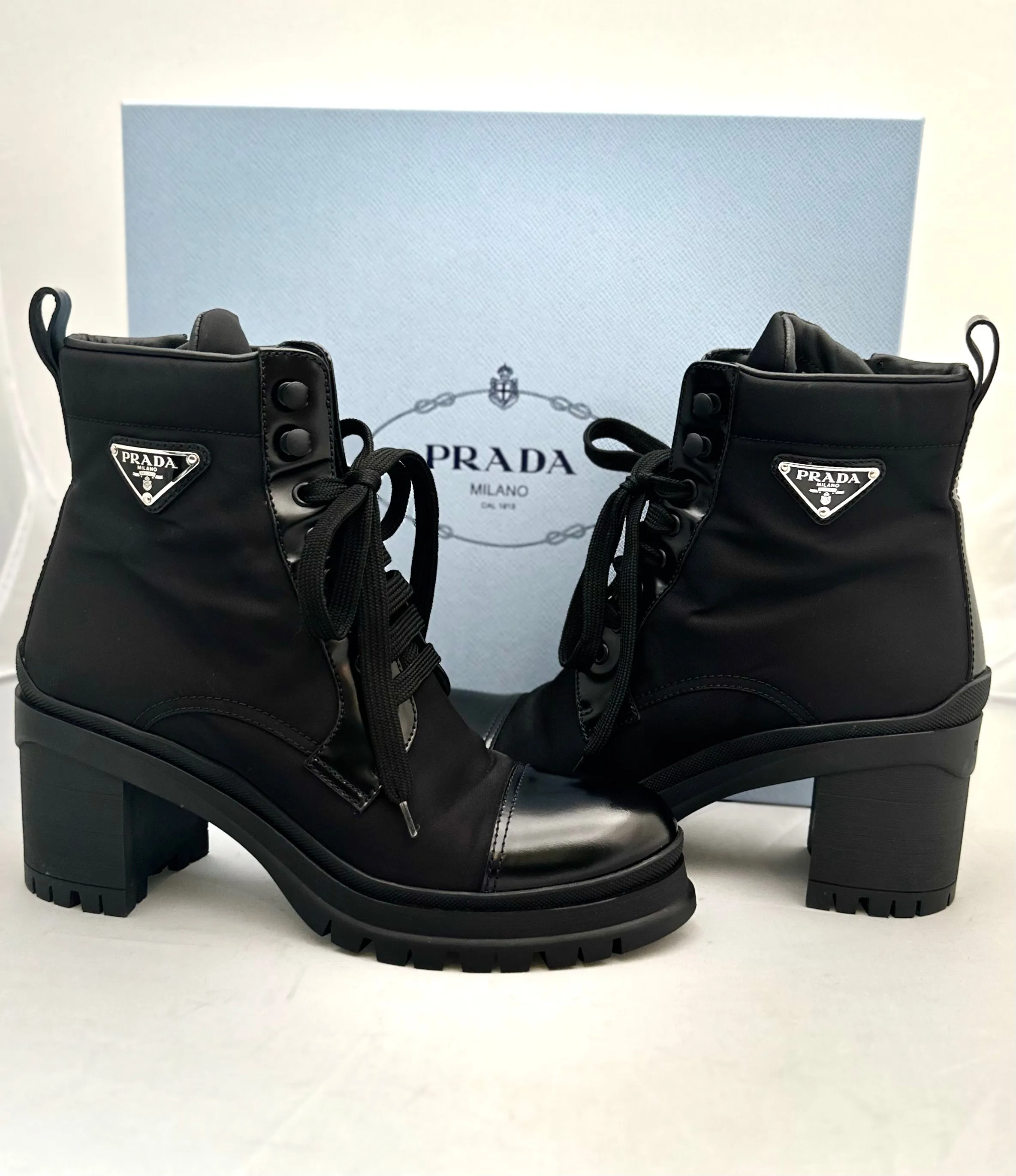 PRADA CLASSIC BRUSHED LEATHER AND NYLON LACED BOOTIES size 40 (PREOWNED)