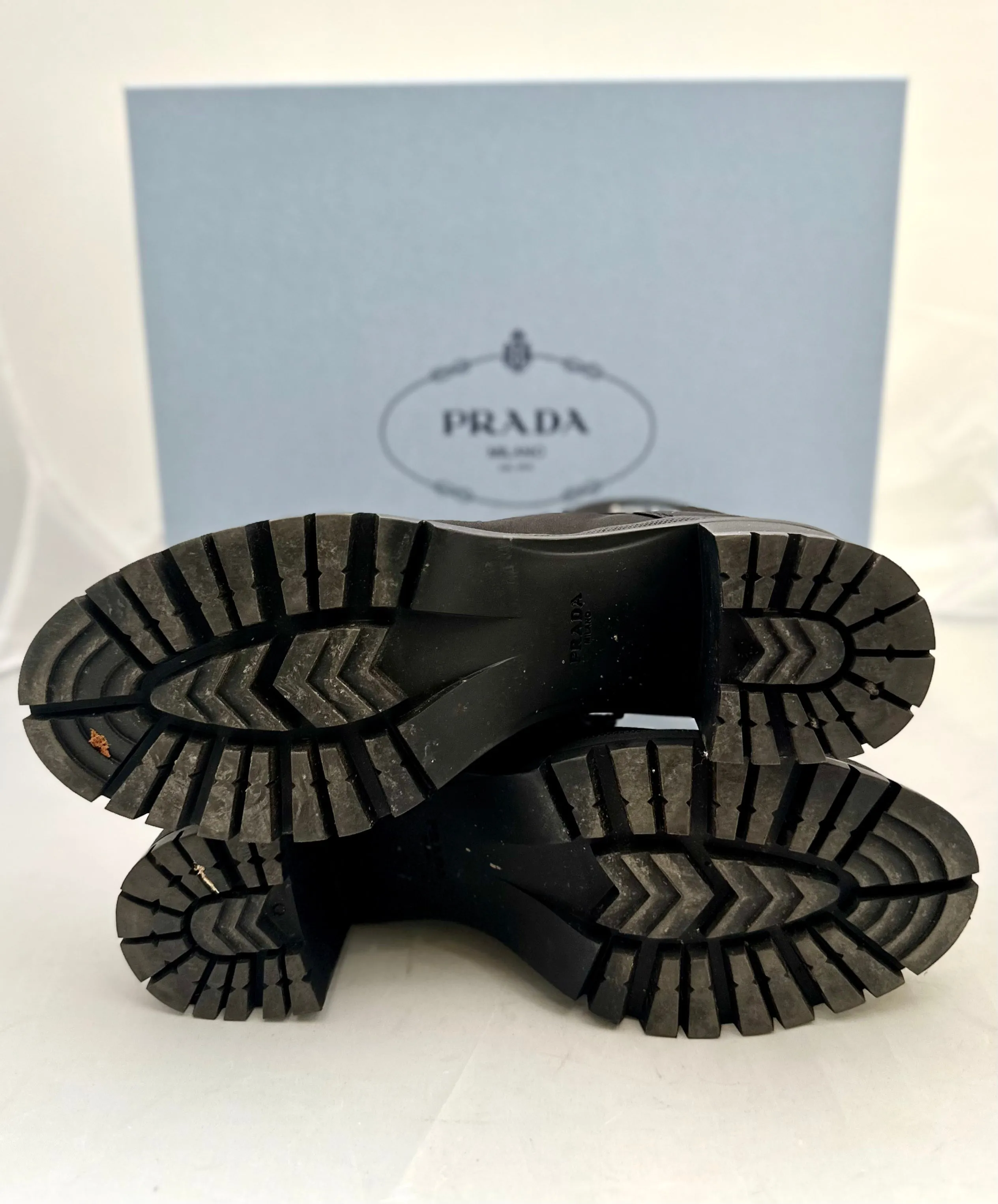 PRADA CLASSIC BRUSHED LEATHER AND NYLON LACED BOOTIES size 40 (PREOWNED)